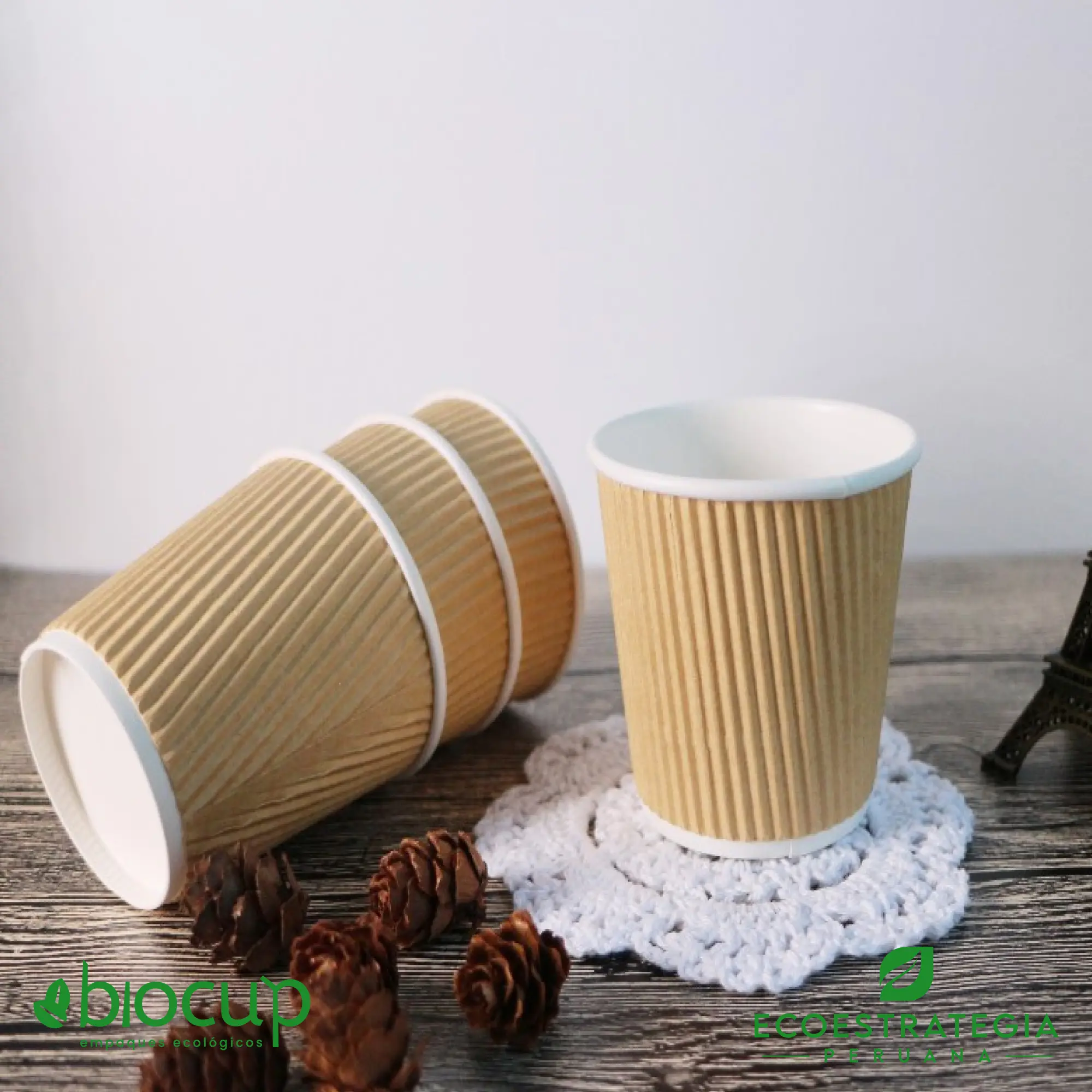 Vaso de polipapel corrugado de 12 oz con tapa hermética Este vaso de 12 oz con tapa hermética, es un producto de material descartable, hecho a base de polipapel corrugado. Cotiza vasos para bebidas frías o calientes