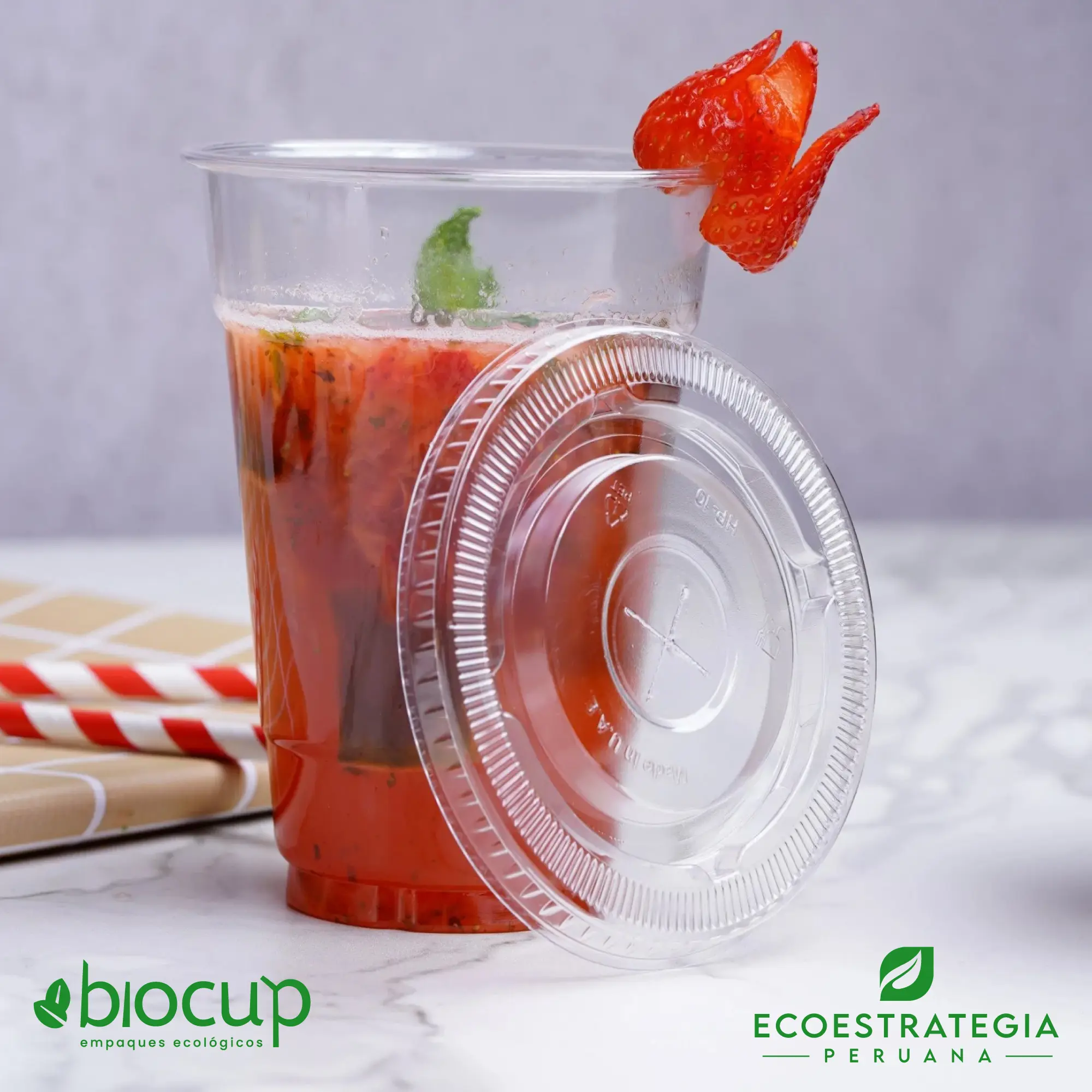 Vaso transparente pet 16 oz con tapa plana Este vaso de 16 oz con tapa domo, es un producto de materiales descartables, hecho a base de plastico virgén. Cotiza tus vasos para bebidas frías o calientes