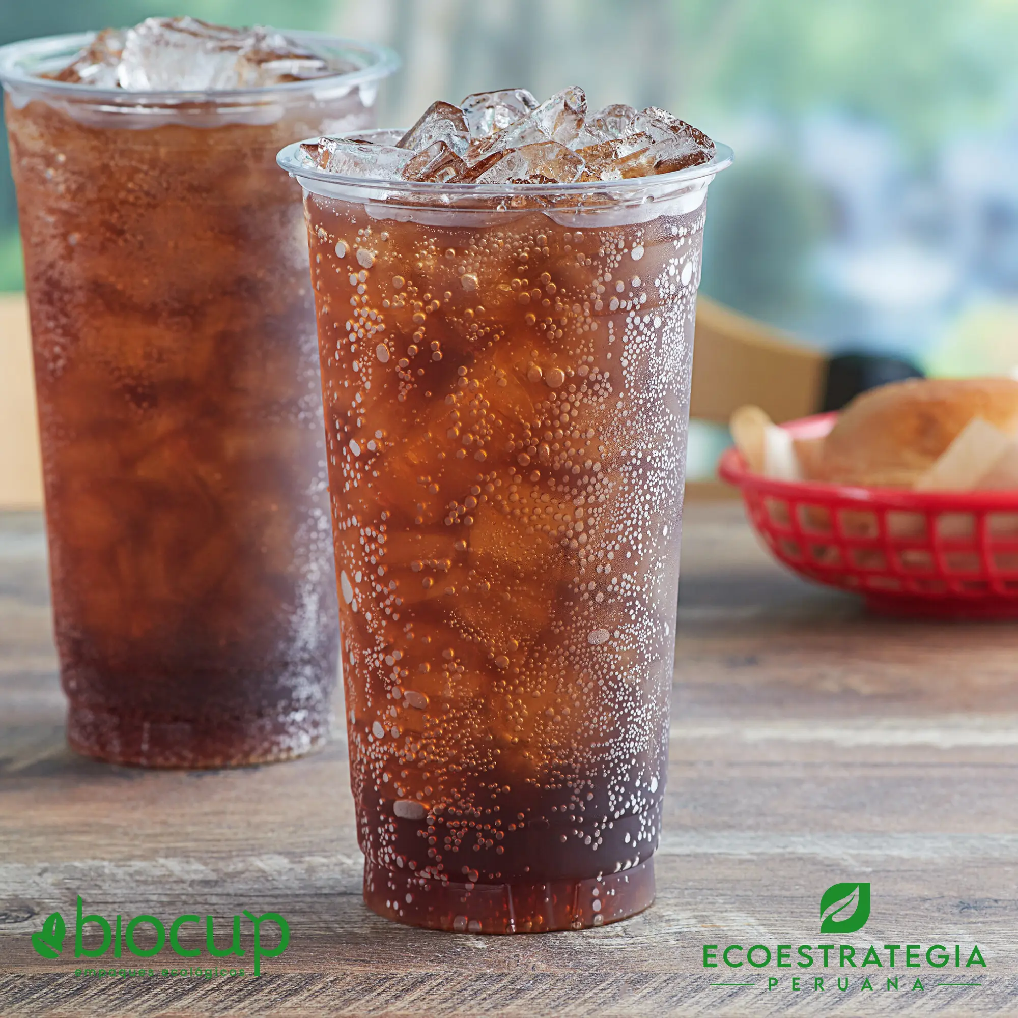 Vaso transparente pet 20 oz con tapa domo Este vaso de 20 oz con tapa domo, es un producto de materiales descartables, hecho a base de plastico virgén. Cotiza tus vasos para bebidas frías o calientes