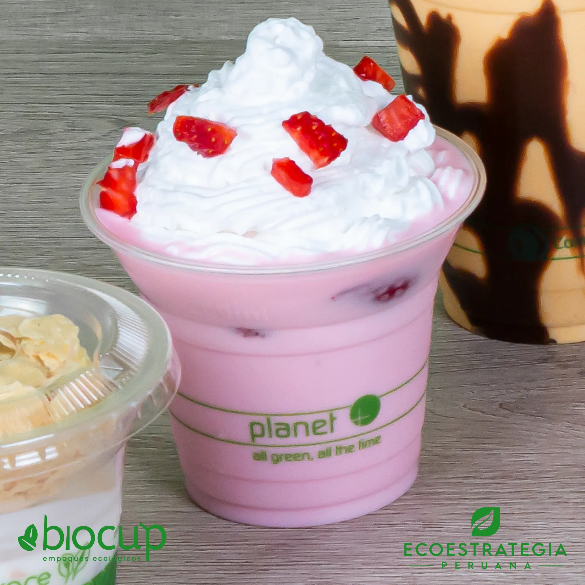 Vaso biodegradable de fécula de maíz de 9 oz con tapa plana Este vaso de 9 oz con tapa plana, es un producto de materiales biodegradables, hecho a base de fecula de maíz. Cotiza tus vasos para bebidas frías o calientes